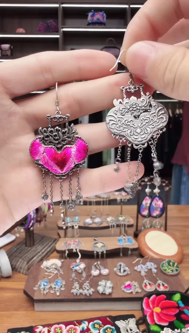 织绣90蒙阿苏苗绣传承店