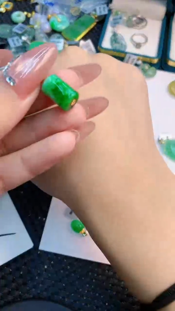 翡翠18K金镶嵌吊坠(不含链)1