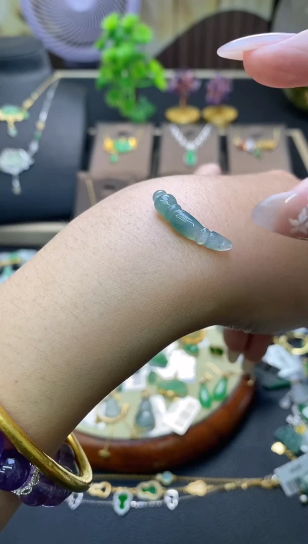 翡翠未镶嵌颈饰净货17000