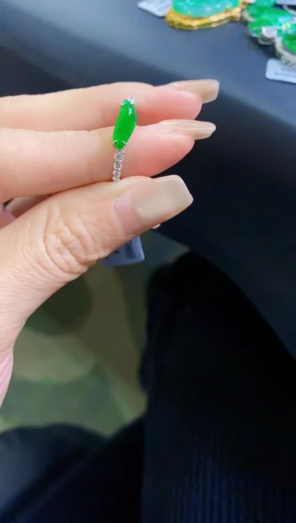 【闪购商品】翡翠颈饰18K金镶嵌戒指