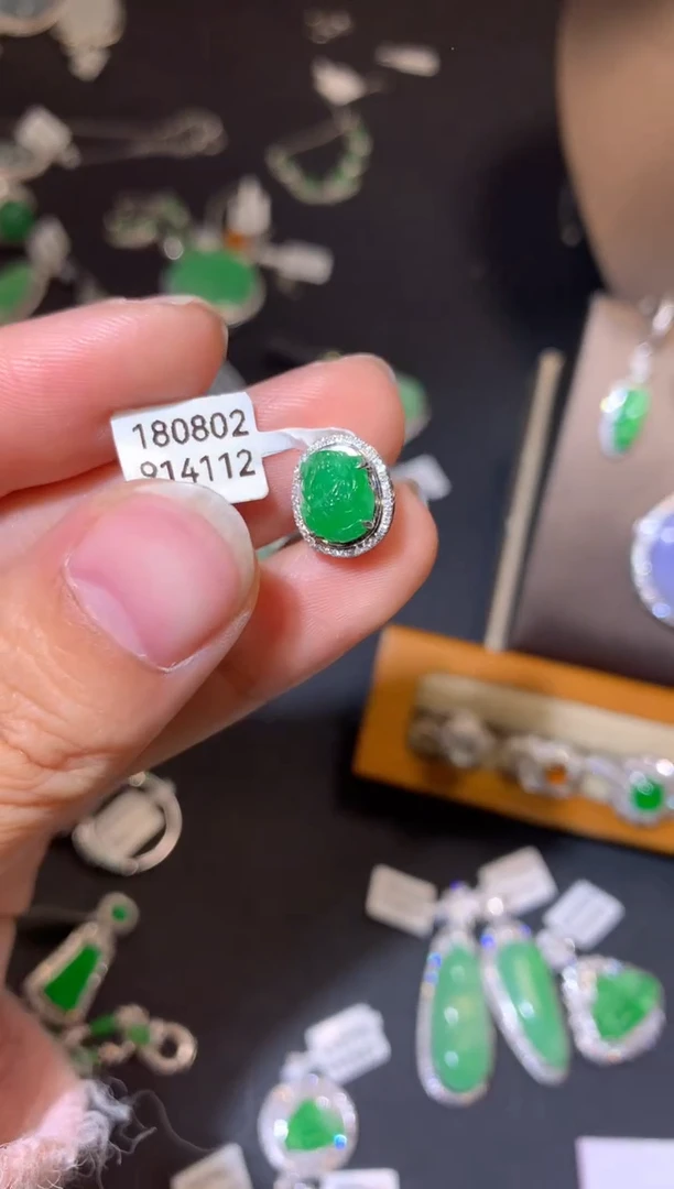 【闪购商品】翡翠吊坠(不含链)18K金镶嵌吊坠