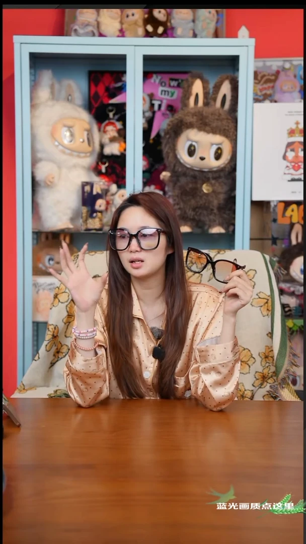 124 眼镜两个素颜神奇