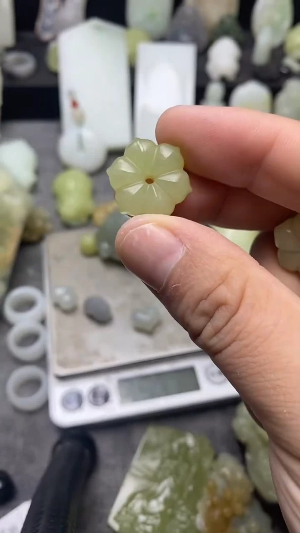 颈饰未镶嵌和田玉花朵