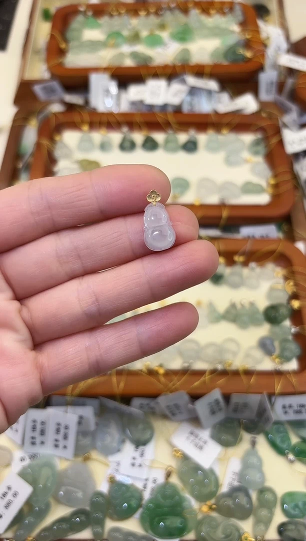 颈饰18K金镶嵌翡翠葫芦
