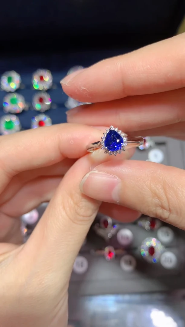 【闪购商品】蓝宝石戒指18K金镶嵌1.07CT