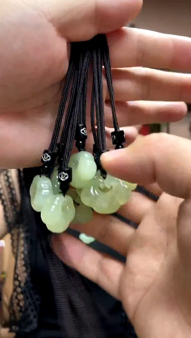岫玉未镶嵌吊坠多样性发货发其中之一