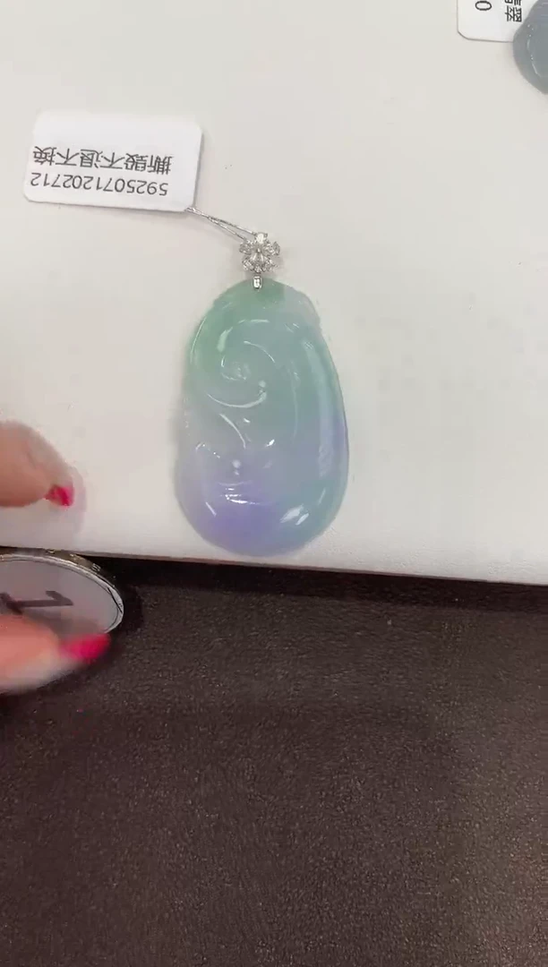 颈饰18K金镶嵌翡翠天然缅甸a货翡翠