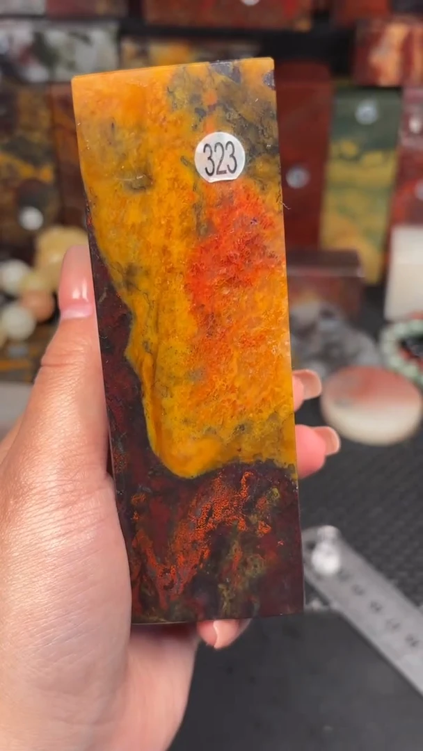 玉 桂林鸡血玉摆件 编号：323