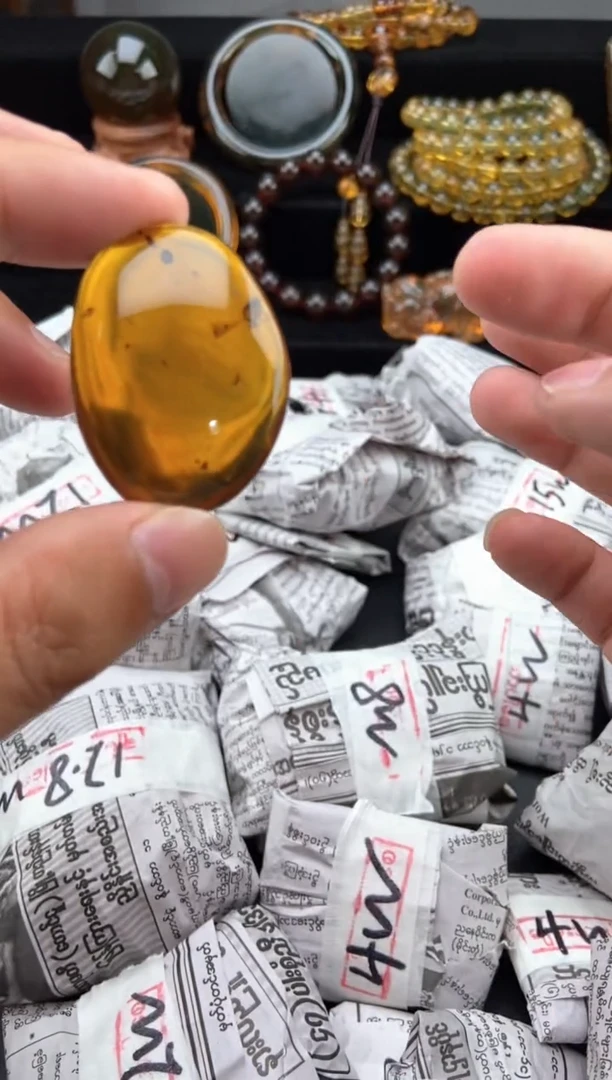 未镶嵌颈饰琥珀虫珀随形吊坠