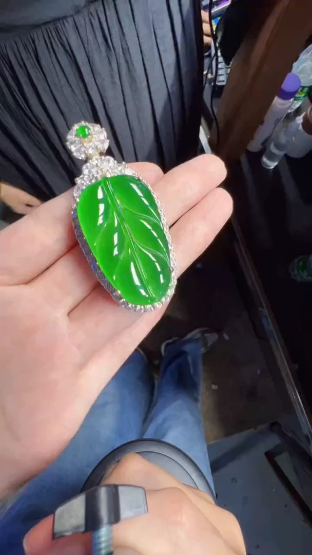 未镶嵌定制翡翠翡翠A货有轻微色差属于正常现象，叶子多样性发货1