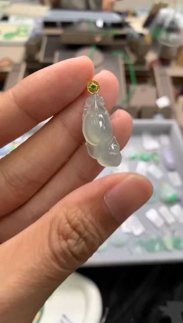 颈饰18K金镶嵌翡翠金鱼
