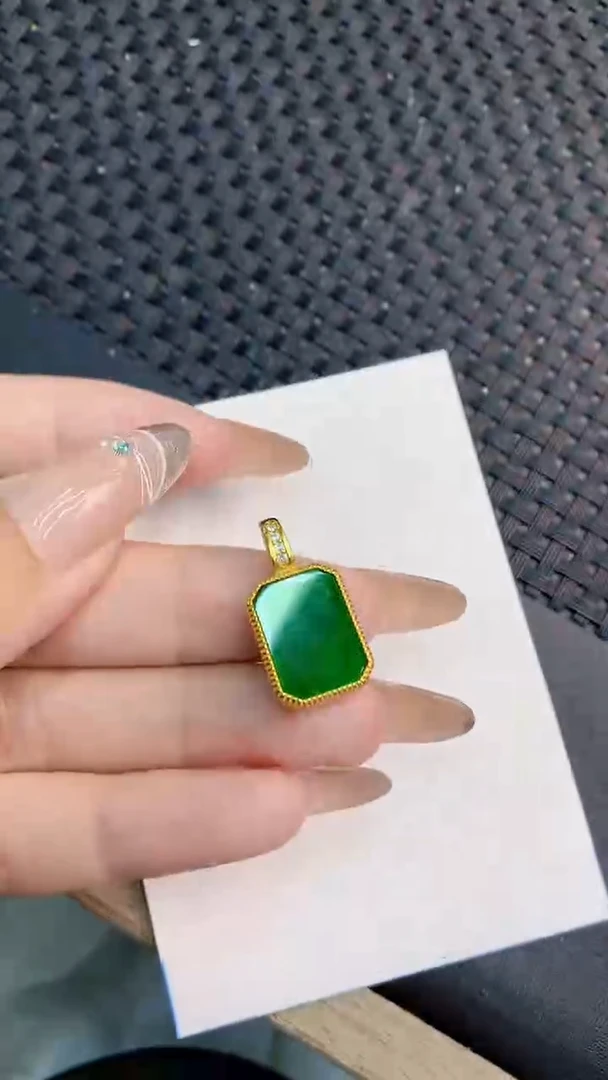 翡翠未镶嵌颈饰1