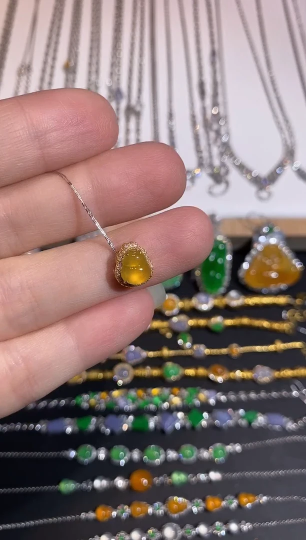 颈饰18K金镶嵌翡翠吊坠