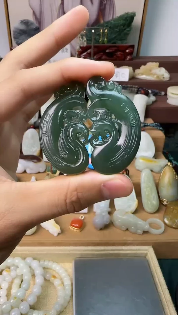 和田玉未镶嵌颈饰冬***。吊坠一对