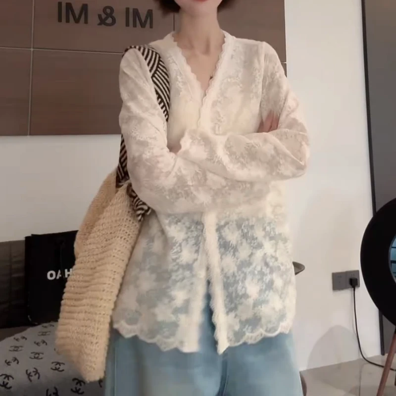 春款新款镂空宽松显瘦V领长袖蕾丝打底衫LK2501823