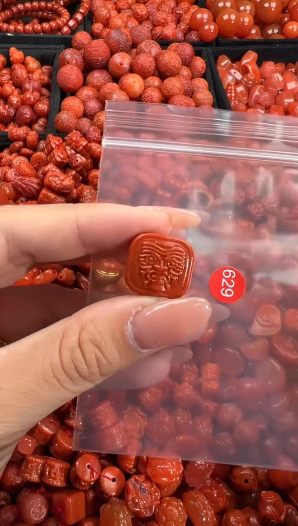 南红玛瑙未镶嵌颈饰1
