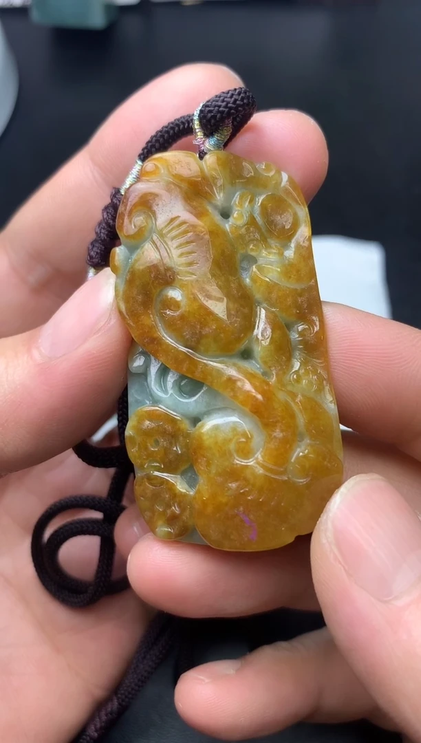 颈饰未镶嵌翡翠李*，如意