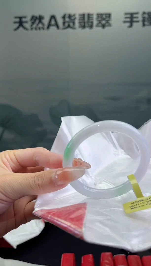 翡翠手镯未镶嵌翡翠手镯