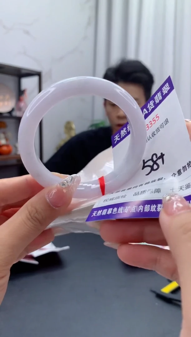 未镶嵌手镯翡翠有纹，完美者勿拍