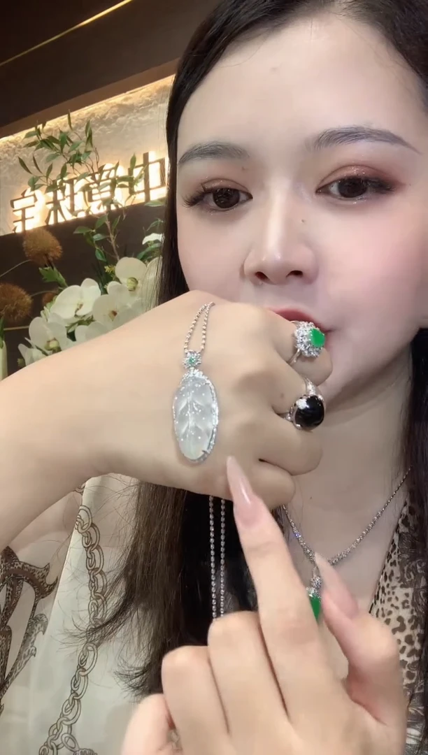 吊坠(不含链)18K金镶嵌翡翠A25