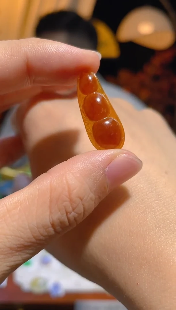 翡翠未镶嵌颈饰福豆