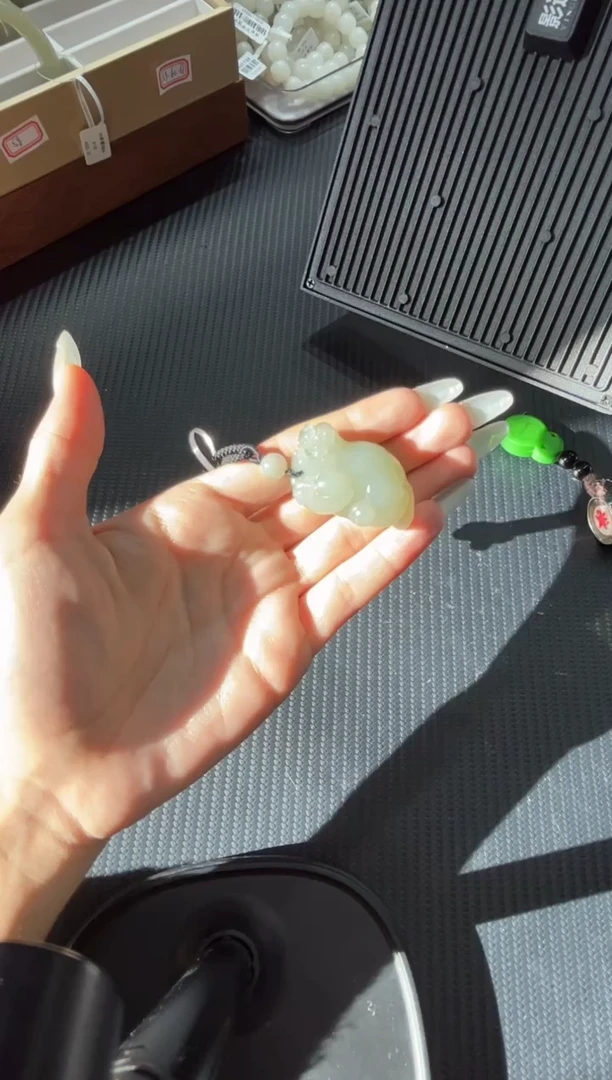 吊坠(赠链)未镶嵌和田玉且末微色差近矿吊坠