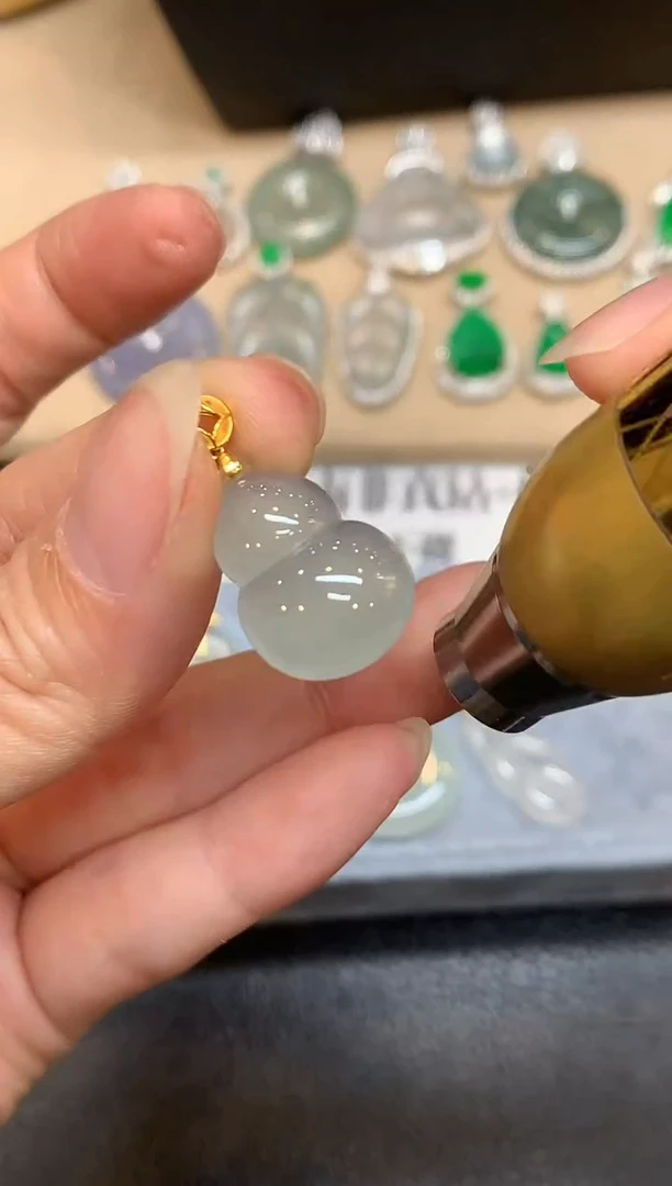 颈饰18K金镶嵌翡翠葫芦【无服务费