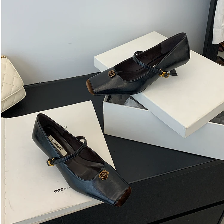 高级感小香风山茶花玛丽珍鞋女细跟方头单鞋一字带气质复古晚晚鞋