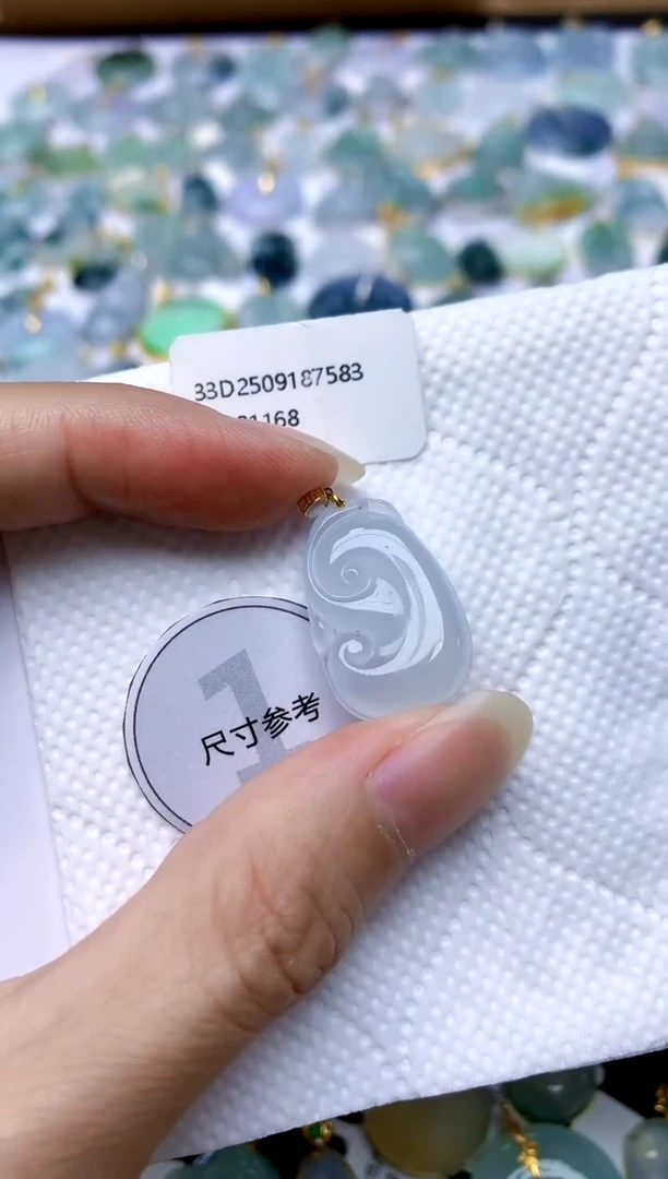 颈饰18K金镶嵌翡翠天然A货翡翠