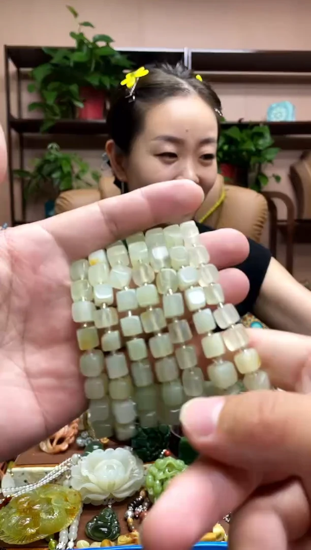 未镶嵌岫玉吊坠多样性发货发其中之一
