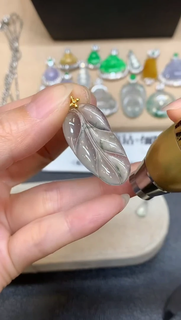 颈饰18K金镶嵌翡翠树叶【无服务费