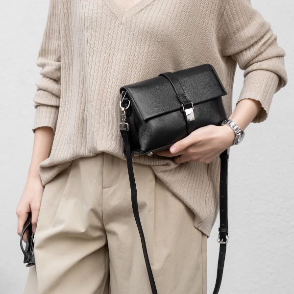 Jinho/金猴2025夏季新款头层牛皮自然摔纹时尚单肩斜挎包邮差女包