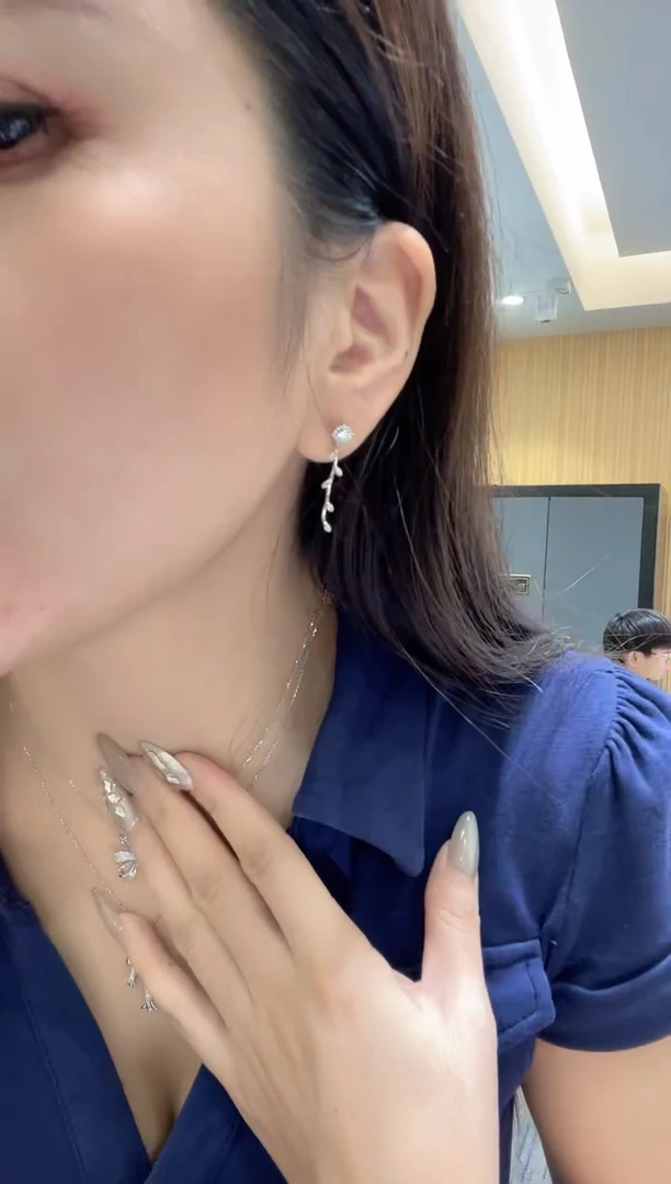 18K金镶嵌耳饰钻石耳饰一对  YT