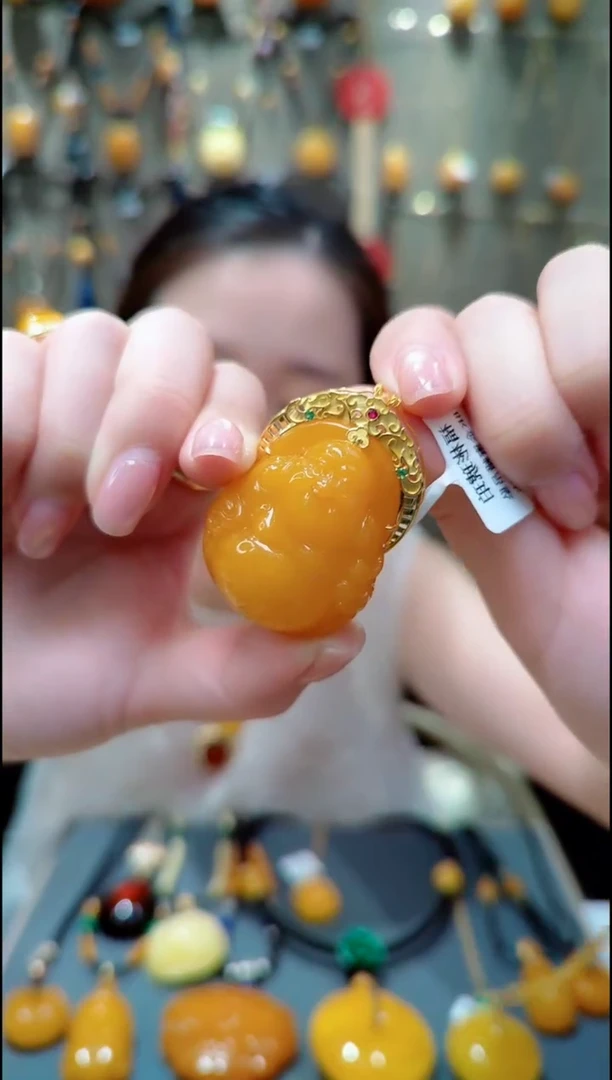 18K金镶嵌蜜蜡珠宝奇石﹣C591蜜蜡吊坠