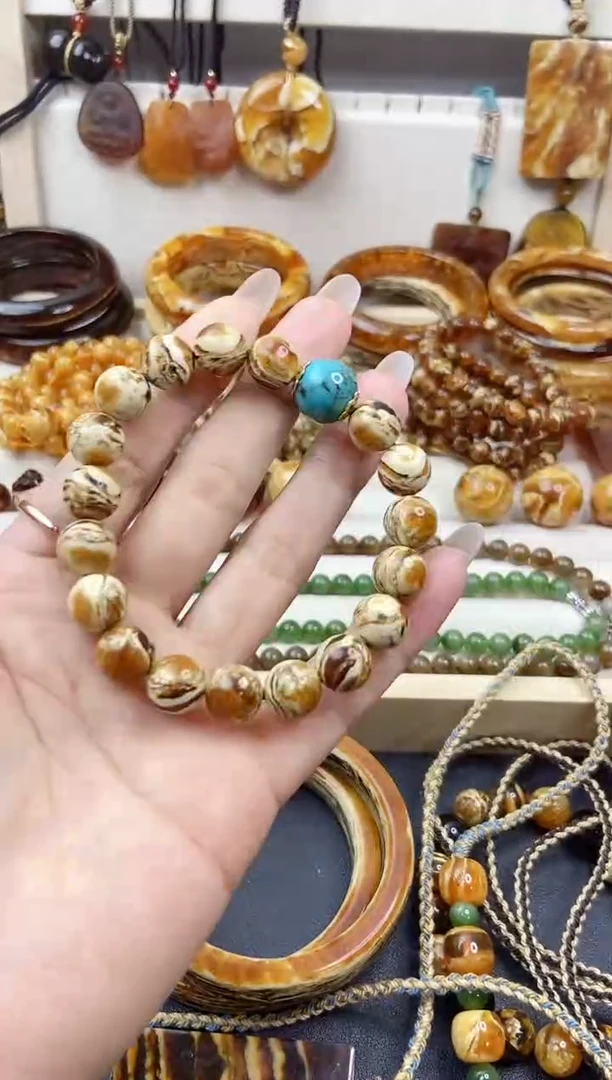 小**?干 白 琥 珀 设 计 款手串