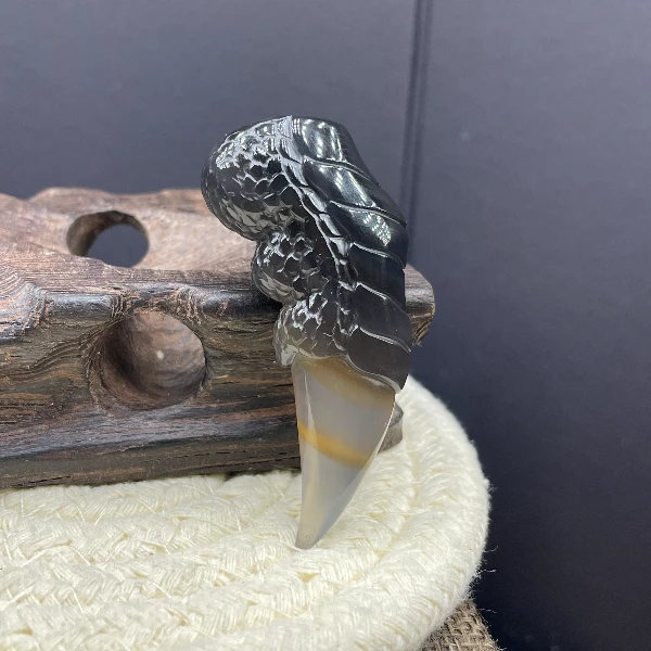 天然玛瑙俏色巧雕龙指挂件