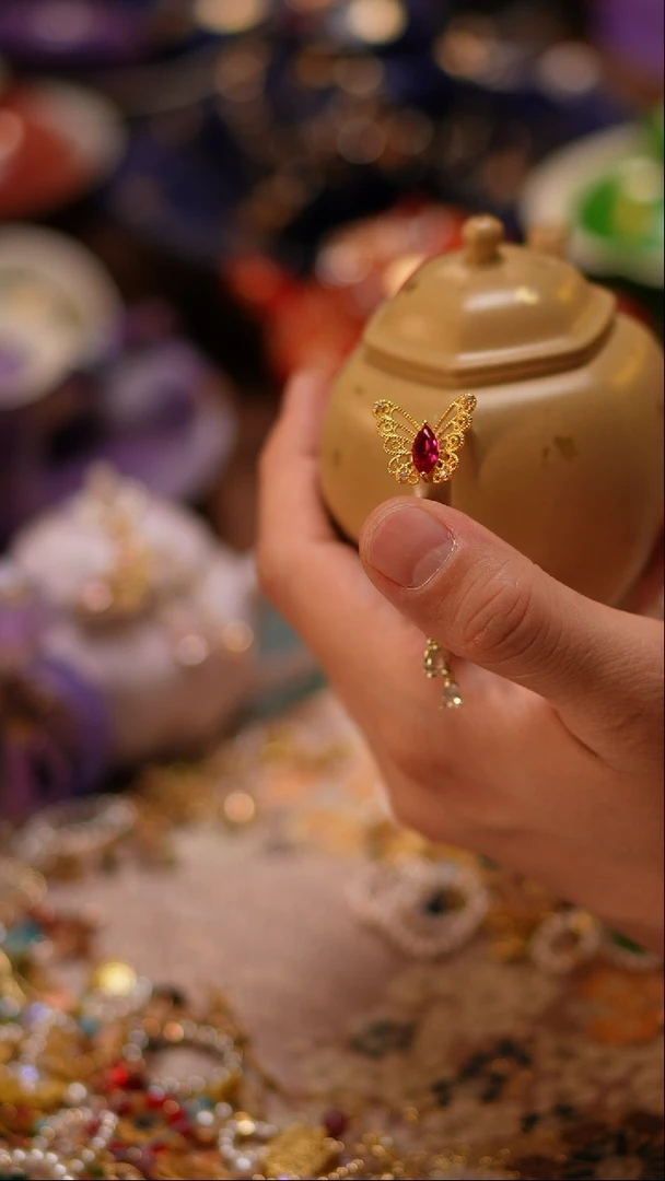 茶宠红色小蝴蝶壶把手