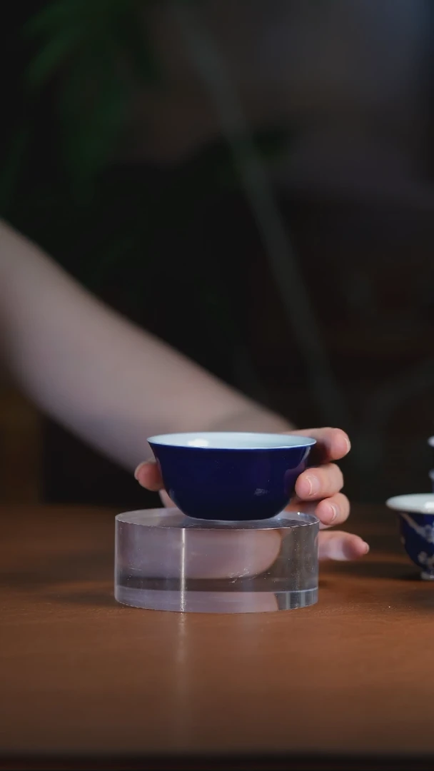 记蓝内绘八宝鸡缸杯