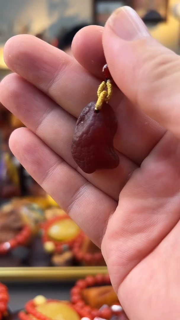 未镶嵌颈饰琥珀挂件