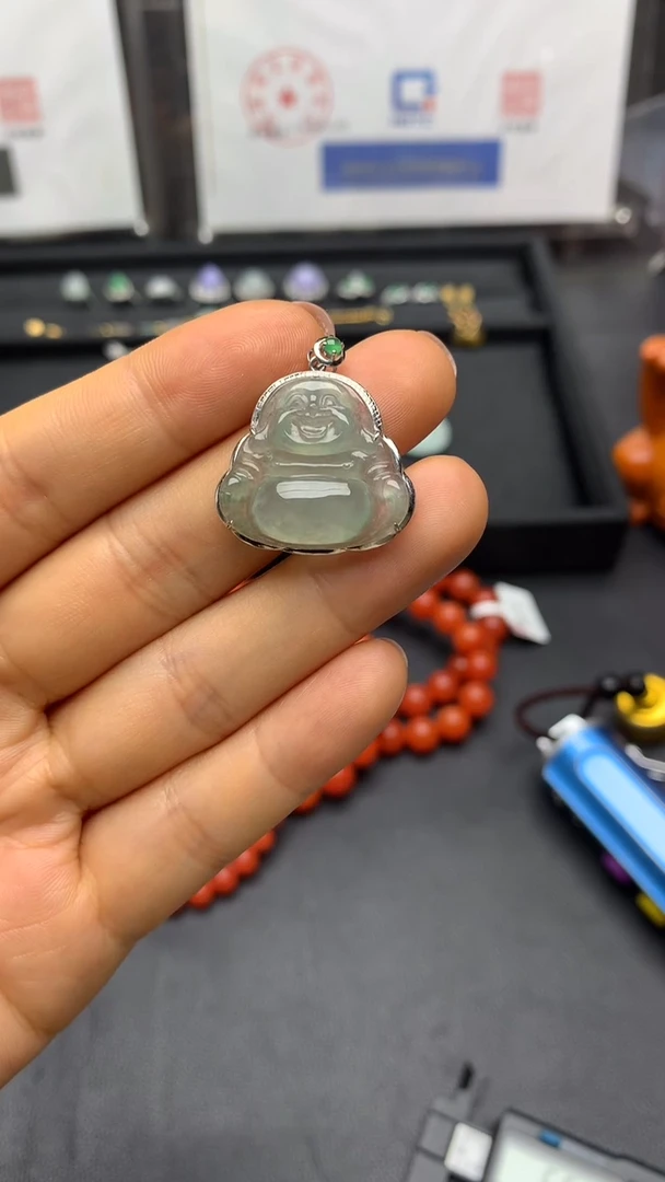 颈饰18K金镶嵌翡翠佛公