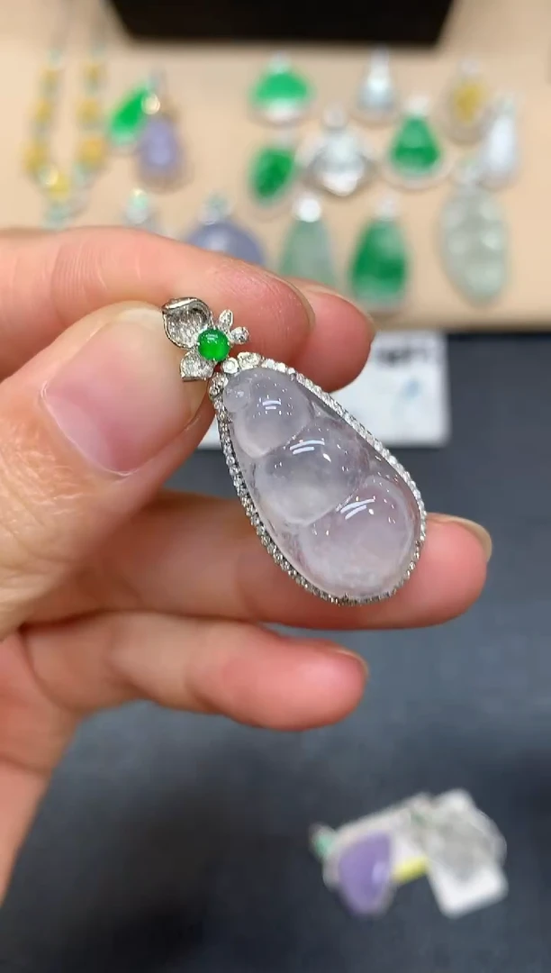 颈饰18K金镶嵌翡翠福豆【无服务费