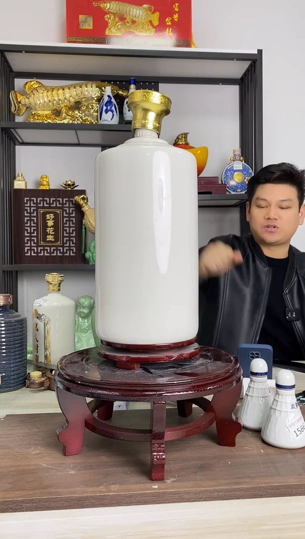 10斤白色茅型瓶。微瑕介意慎拍