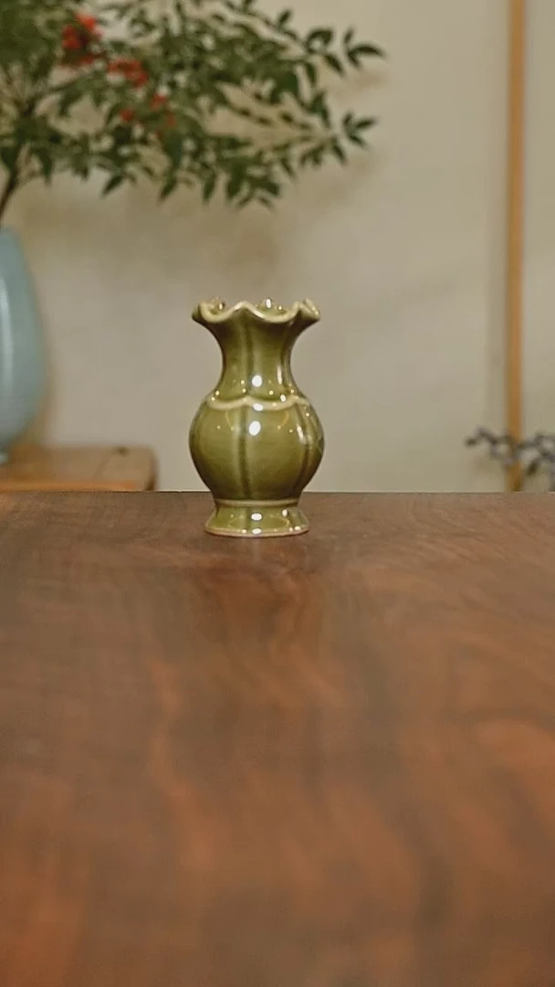 矿石釉 小荷叶口瓶 微瑕 朱家汝窑款 高9cm