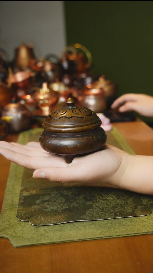 黄铜三足乳钉香炉