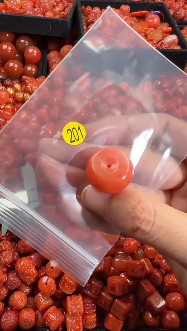 南红玛瑙未镶嵌颈饰1