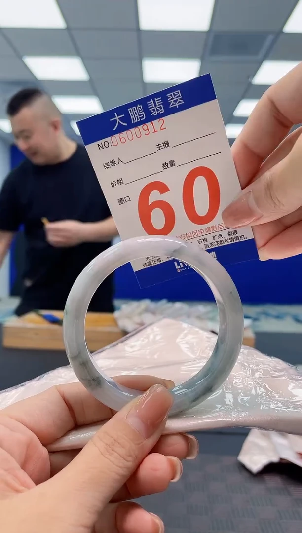 翡翠手镯未镶嵌 AAAAAAAA