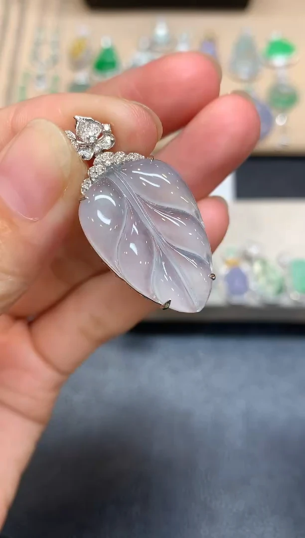 颈饰18K金镶嵌翡翠树叶【无服务费