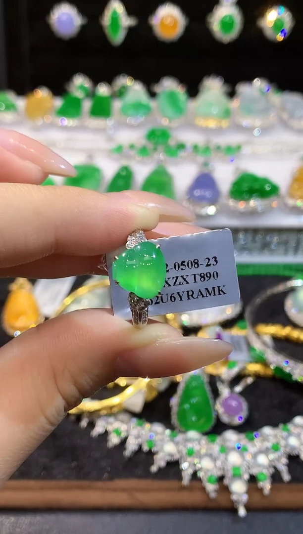 18K金镶嵌戒指翡翠多样性发其一