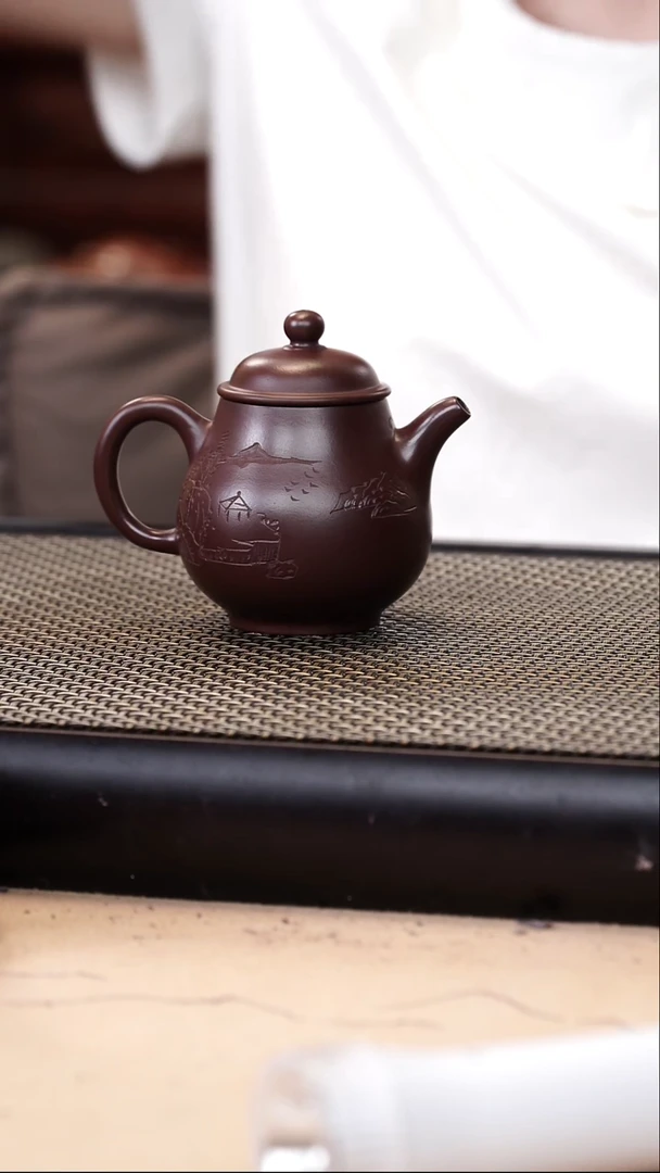 茶壶紫砂紫袍玉砂超精工山水刻绘高潘130cc