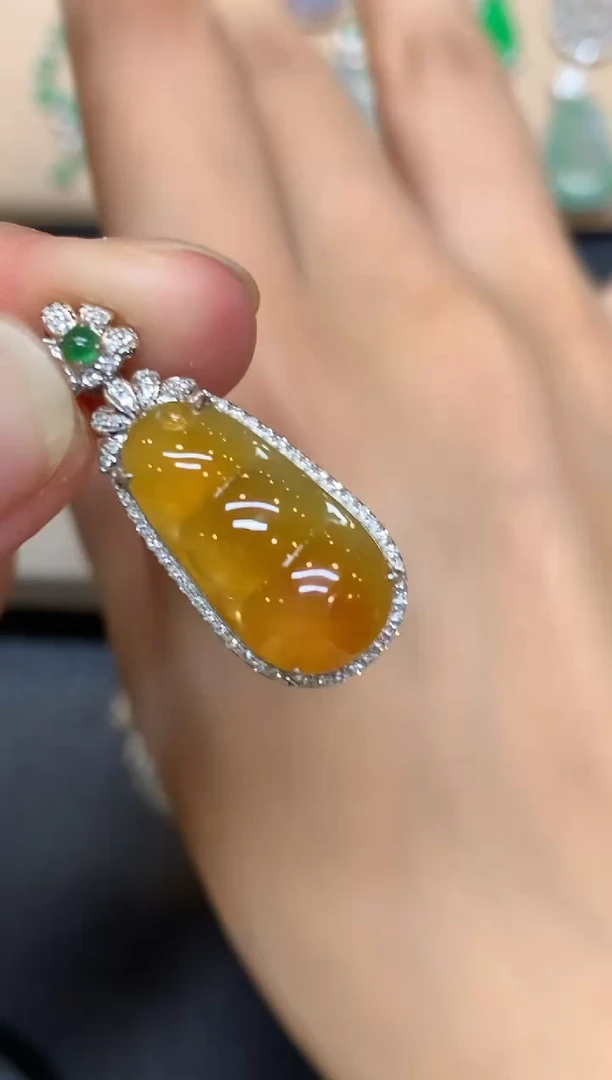 颈饰18K金镶嵌翡翠福豆【无服务费